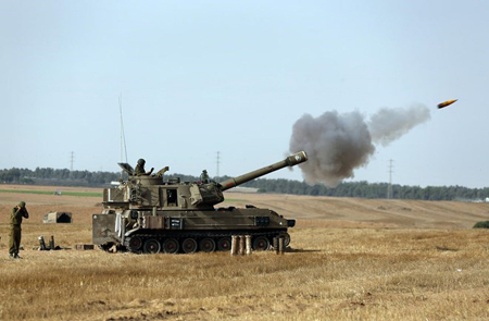 Quân đội Israel pháo kích vào Gaza.